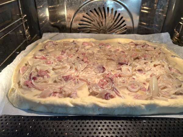 Zwiebelkuchen: a tradicional torta alemã de cebola - Preparação Passo 10