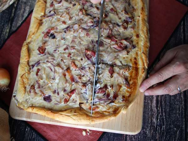 Zwiebelkuchen: a tradicional torta alemã de cebola - Preparação Passo 11