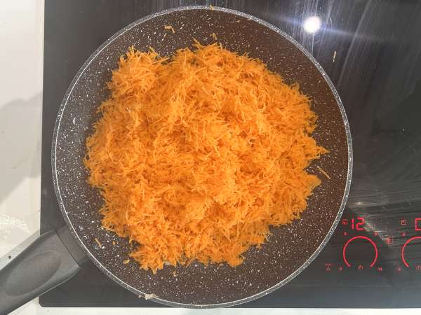 Quiche sem massa com atum, cenoura e queijo cottage: fácil e rica em proteínas - Preparação Passo 1