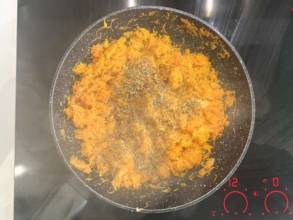Quiche sem massa com atum, cenoura e queijo cottage: fácil e rica em proteínas - Preparação Passo 2