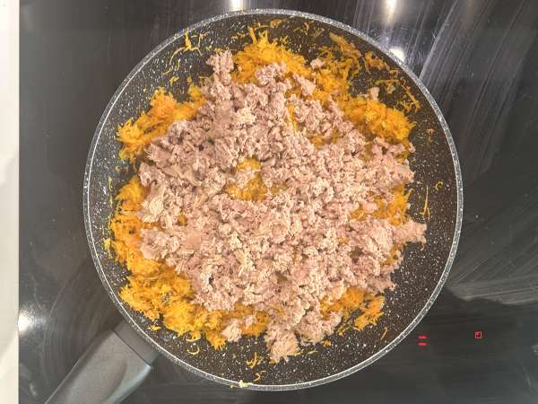 Quiche sem massa com atum, cenoura e queijo cottage: fácil e rica em proteínas - Preparação Passo 3