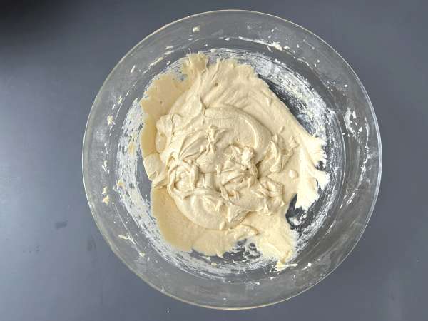 Bolo de maçã supermacio com streusel crocante - Preparação Passo 3