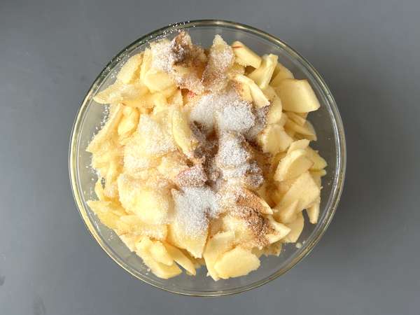 Bolo de maçã supermacio com streusel crocante - Preparação Passo 4