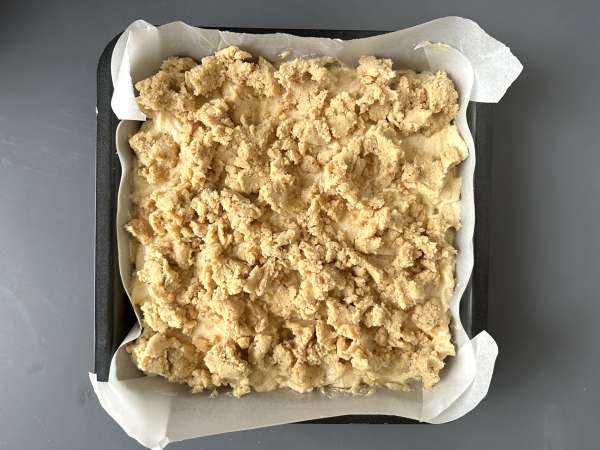 Bolo de maçã supermacio com streusel crocante - Preparação Passo 6