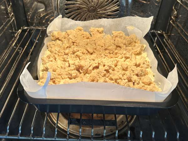 Bolo de maçã supermacio com streusel crocante - Preparação Passo 7