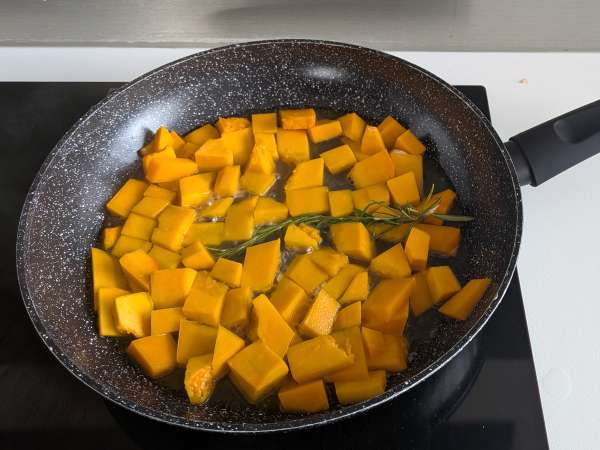 Macarrão gratinado com abóbora, cogumelos e molho bechamel - Preparação Passo 2