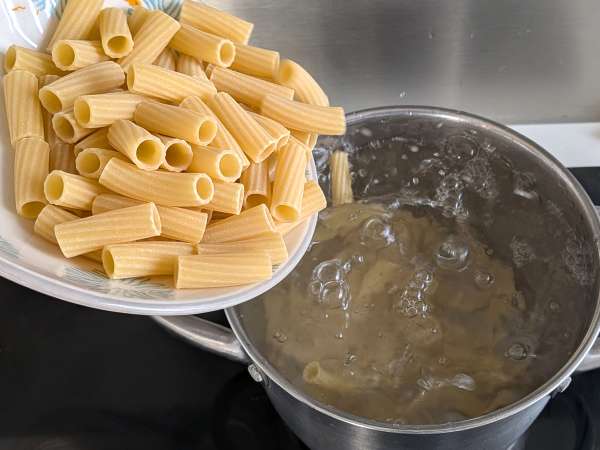 Macarrão gratinado com abóbora, cogumelos e molho bechamel - Preparação Passo 5