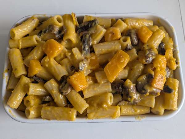 Macarrão gratinado com abóbora, cogumelos e molho bechamel - Preparação Passo 8