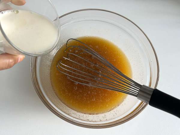 Bolo de mel fofinho e molhadinho: fácil e sem batedeira - Preparação Passo 2