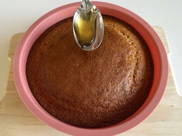 Bolo de mel fofinho e molhadinho: fácil e sem batedeira - Preparação Passo 6