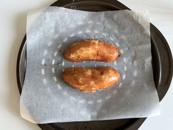 Batata doce assada com ovo, feta, mel e nozes - Preparação Passo 1