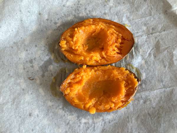 Batata doce assada com ovo, feta, mel e nozes - Preparação Passo 2