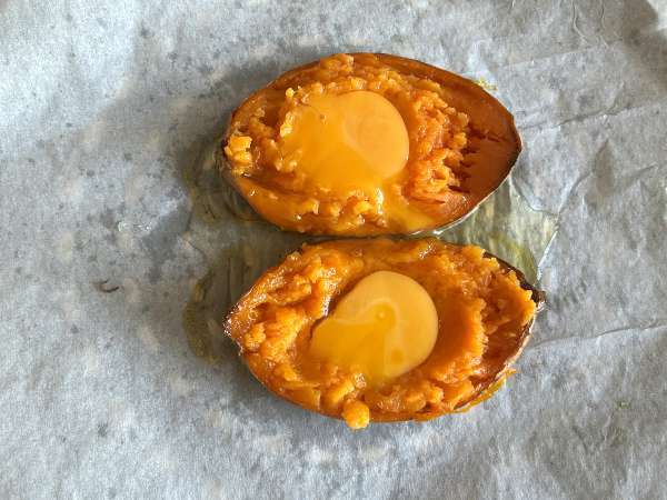 Batata doce assada com ovo, feta, mel e nozes - Preparação Passo 3