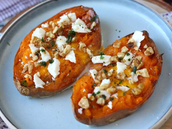 Batata doce assada com ovo, feta, mel e nozes - Preparação Passo 5