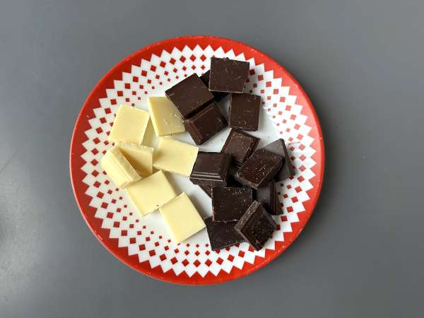 Medalhões de chocolate com frutos secos: fáceis e sem formas - Preparação Passo 1
