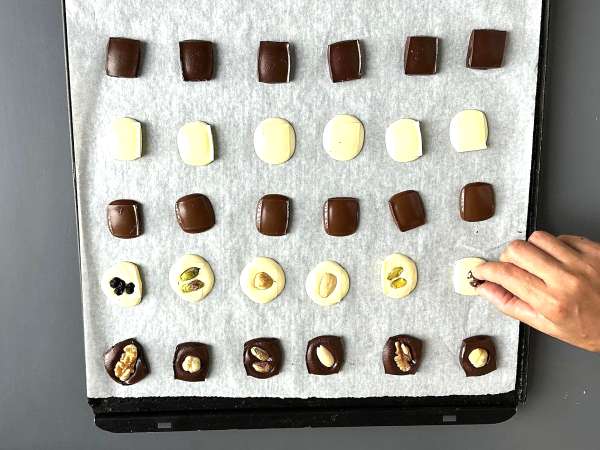 Medalhões de chocolate com frutos secos: fáceis e sem formas - Preparação Passo 4