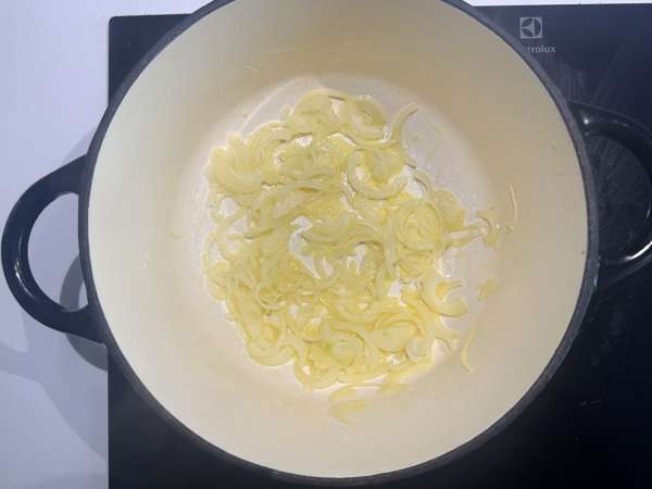 Sopa húngara de cogumelos: a receita fácil e cremosa - Preparação Passo 2