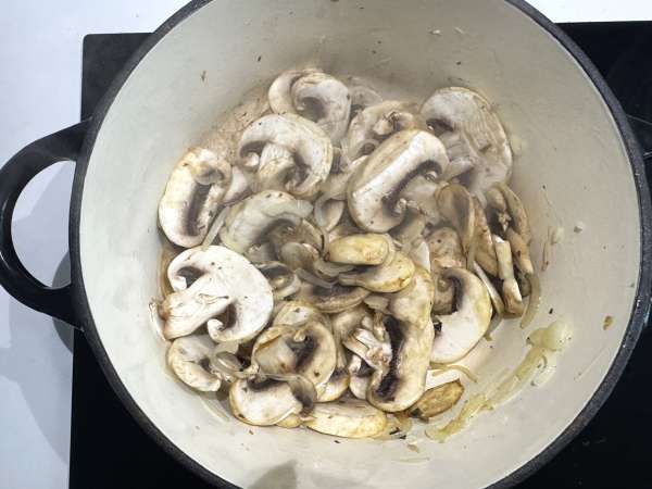 Sopa húngara de cogumelos: a receita fácil e cremosa - Preparação Passo 3