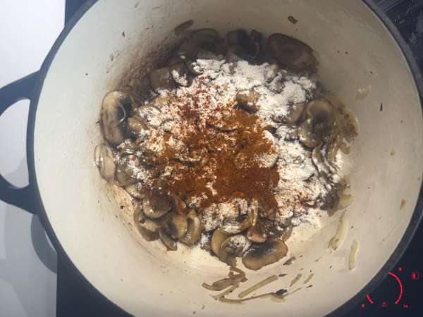 Sopa húngara de cogumelos: a receita fácil e cremosa - Preparação Passo 4
