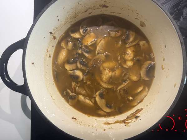Sopa húngara de cogumelos: a receita fácil e cremosa - Preparação Passo 5
