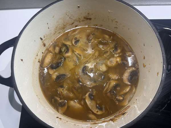 Sopa húngara de cogumelos: a receita fácil e cremosa - Preparação Passo 6