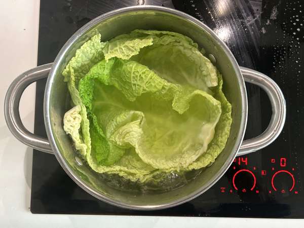 Rolinhos de couve-lombarda recheados com arroz e cogumelos - Preparação Passo 1