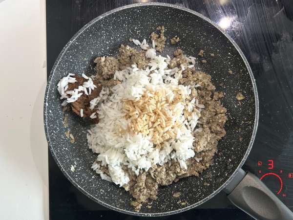 Rolinhos de couve-lombarda recheados com arroz e cogumelos - Preparação Passo 5