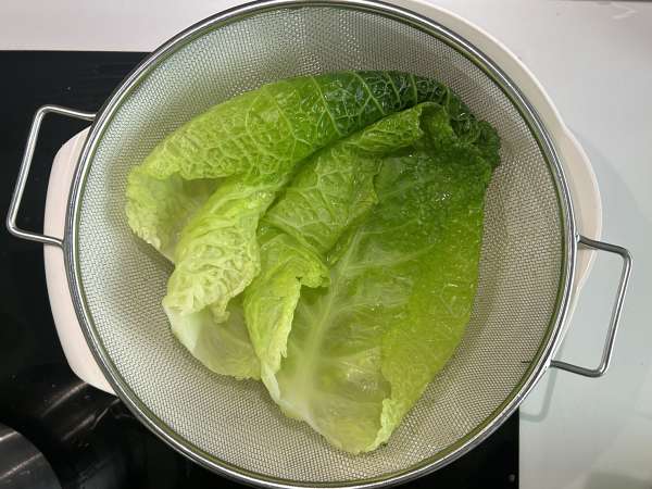 Rolinhos de couve-lombarda recheados com carne de porco e molho de mel e gochujang - Preparação Passo 2