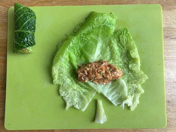 Rolinhos de couve-lombarda recheados com carne de porco e molho de mel e gochujang - Preparação Passo 5