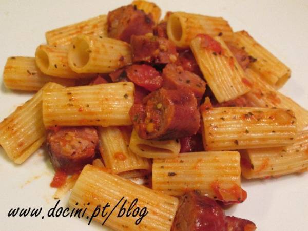 Macarrão com Salsichas Frescas e Molho de Tomate - Preparação Passo 6