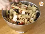 Passo 3 - Salada de macarrão (tomate, feta e azeitonas)