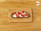 Passo 2 - Bruschetta com queijo, pesto e tomate cereja