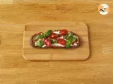 Passo 5 - Bruschetta com queijo, pesto e tomate cereja