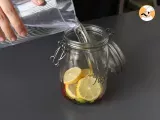 Passo 4 - Água aromatizada caseira, feita com limão, manjericão e framboesa!