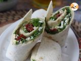 Passo 5 - Wrap mediterrâneo recheado com homus, rúcula, pimentão e feta