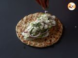 Passo 6 - Gyros de salmão com molho tzatziki: Uma Fusão De Sabores Irresistível!