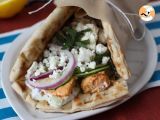 Passo 7 - Gyros de salmão com molho tzatziki: Uma Fusão De Sabores Irresistível!