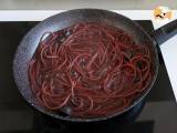 Passo 4 - Spaghetti al Fuoco di Bacco: massa com vinho tinto que traz intensidade e paixão à mesa!