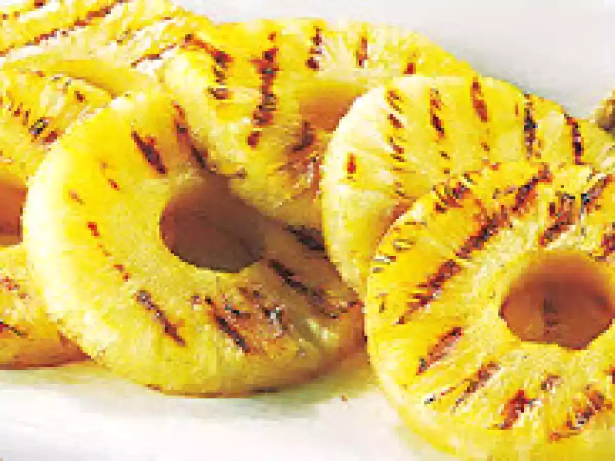 Abacaxi Grelhado com Calda de Chocolate