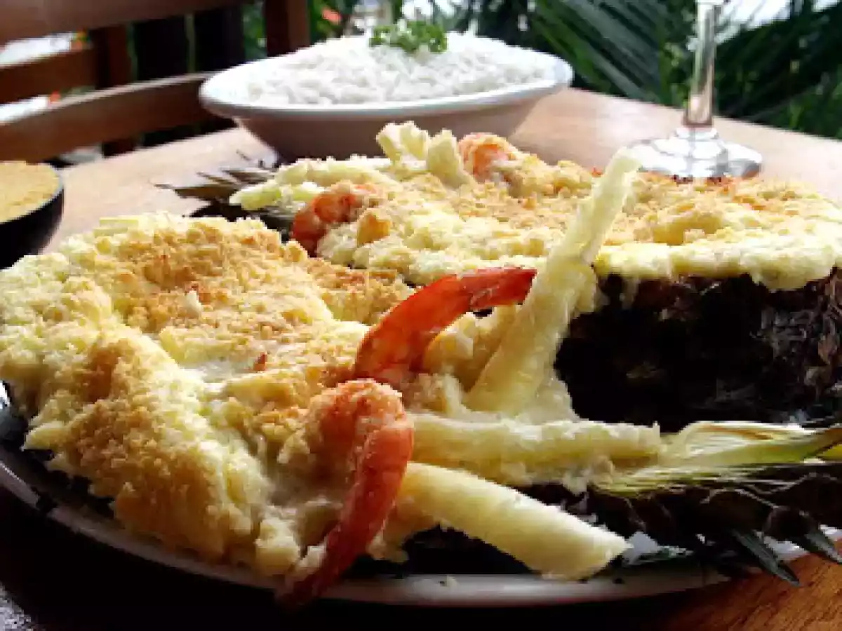 Abacaxi recheado com camarão ao catupiry gratinado.
