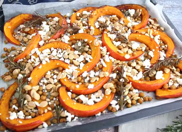 Abóbora assada com grão de bico, feta e alecrim
