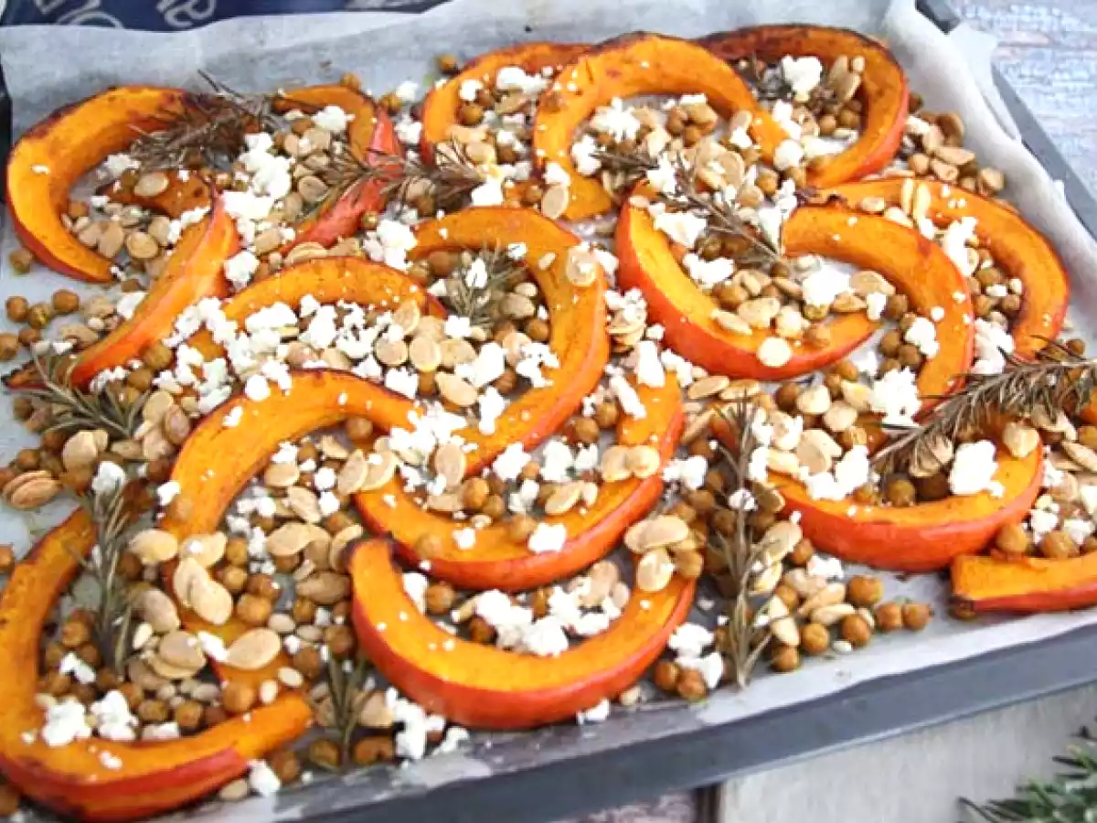 Abóbora assada com grão de bico, feta e alecrim