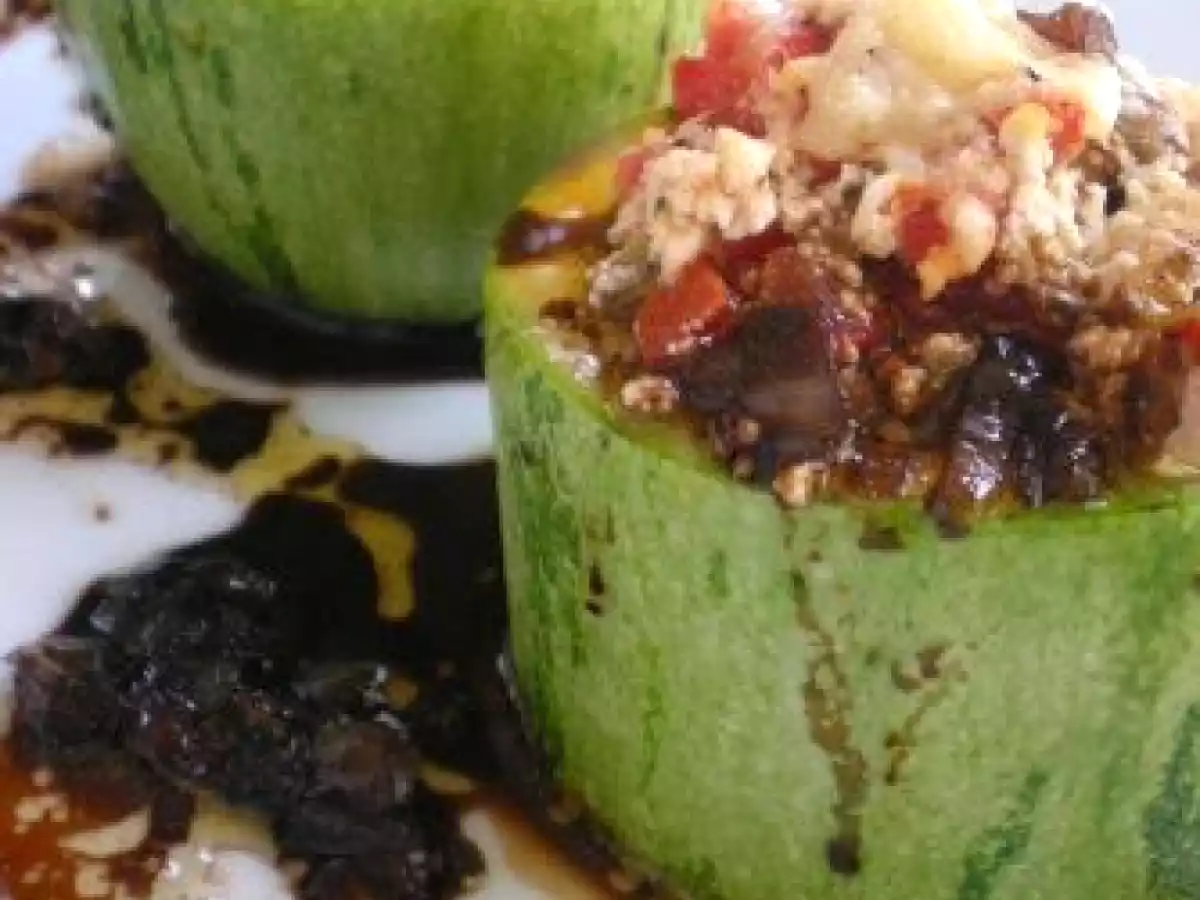 ABOBRINHA RECHEADA COM TOFU AO MOLHO DE ACETO BALSÂMICO