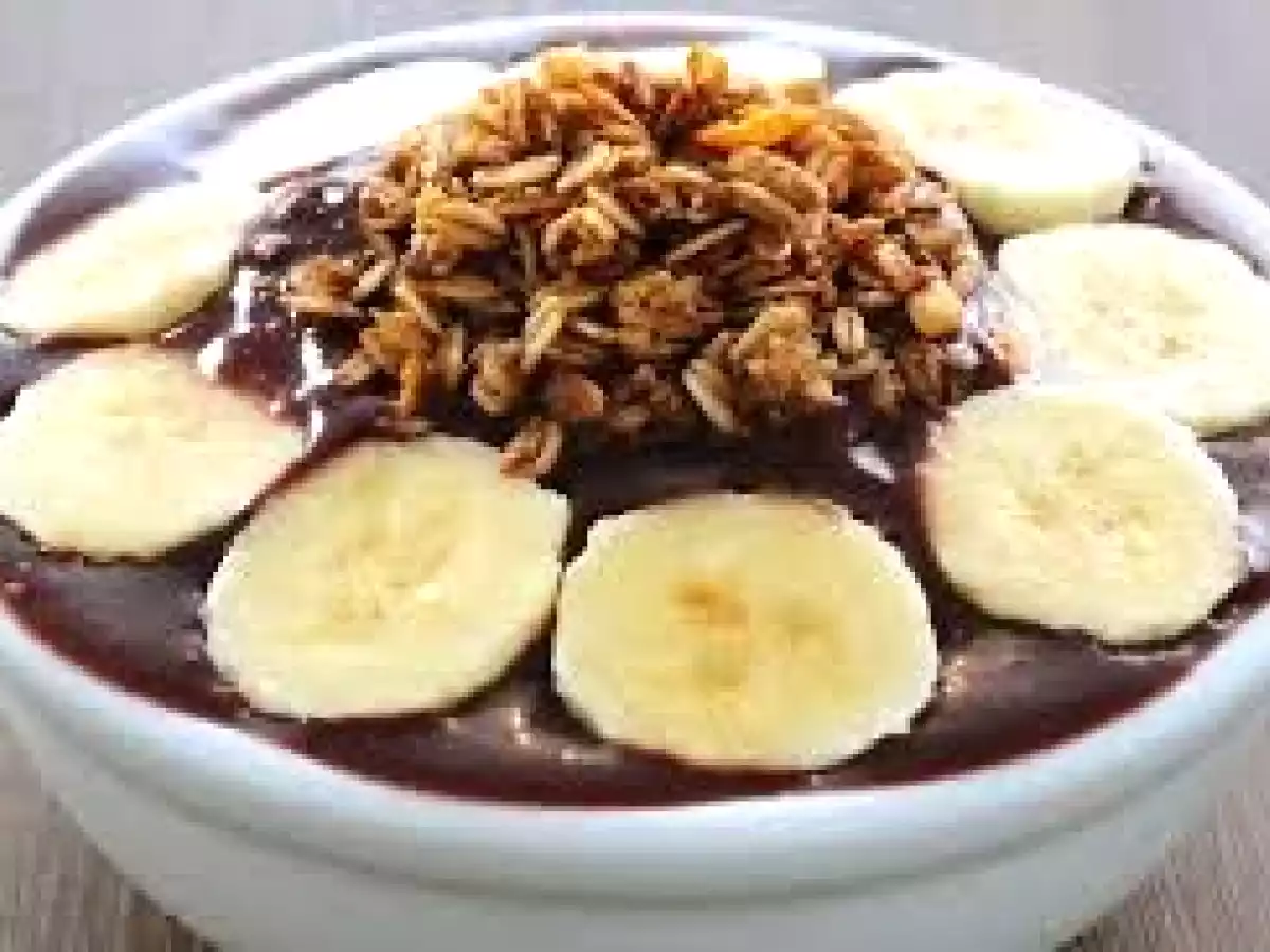 Açaí na tigela com frutas e cereais
