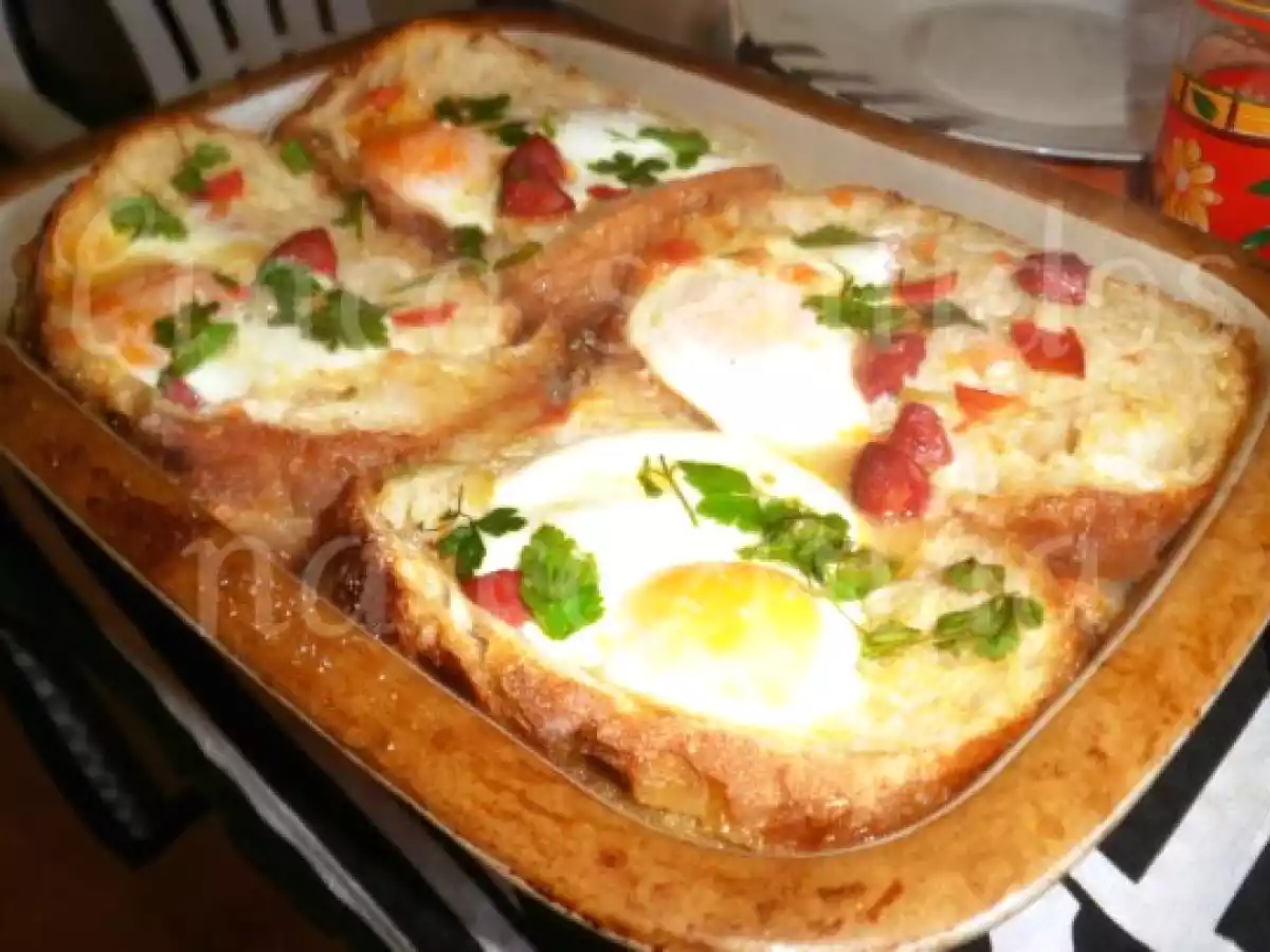 Açorda de tomate no forno com ovos e chouriço