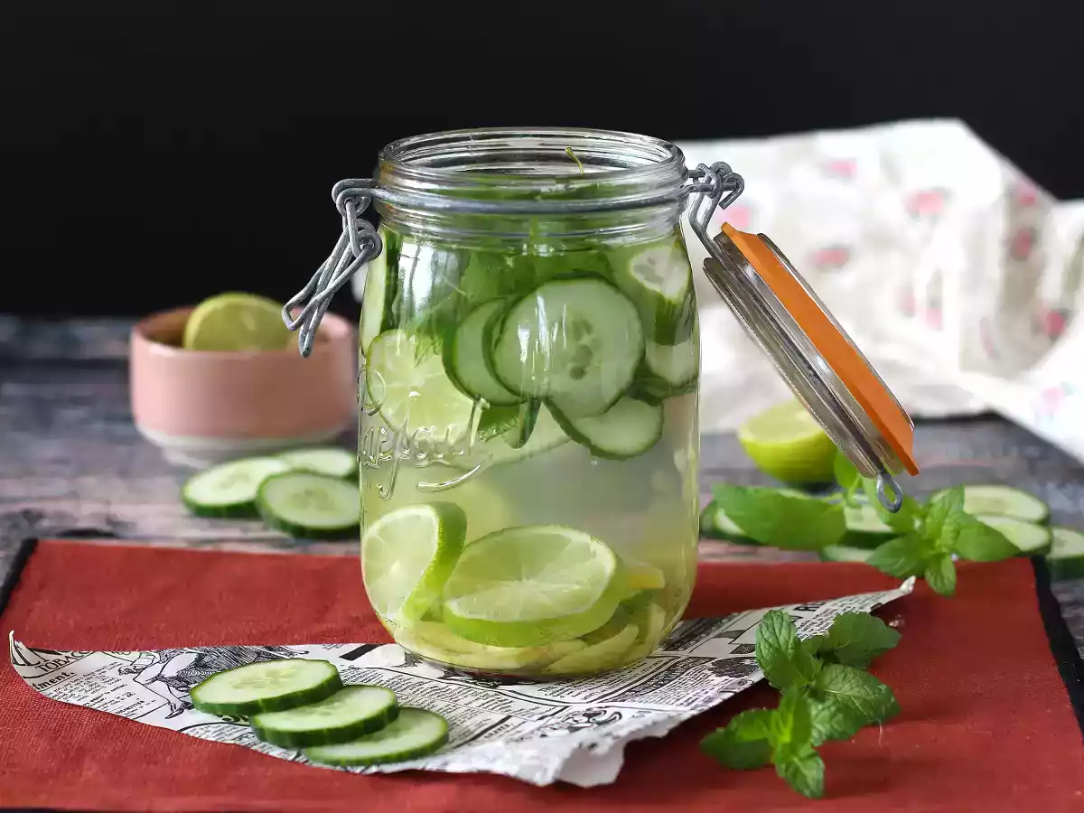 Água aromatizada caseira com limão, pepino, hortelã e gengibre!