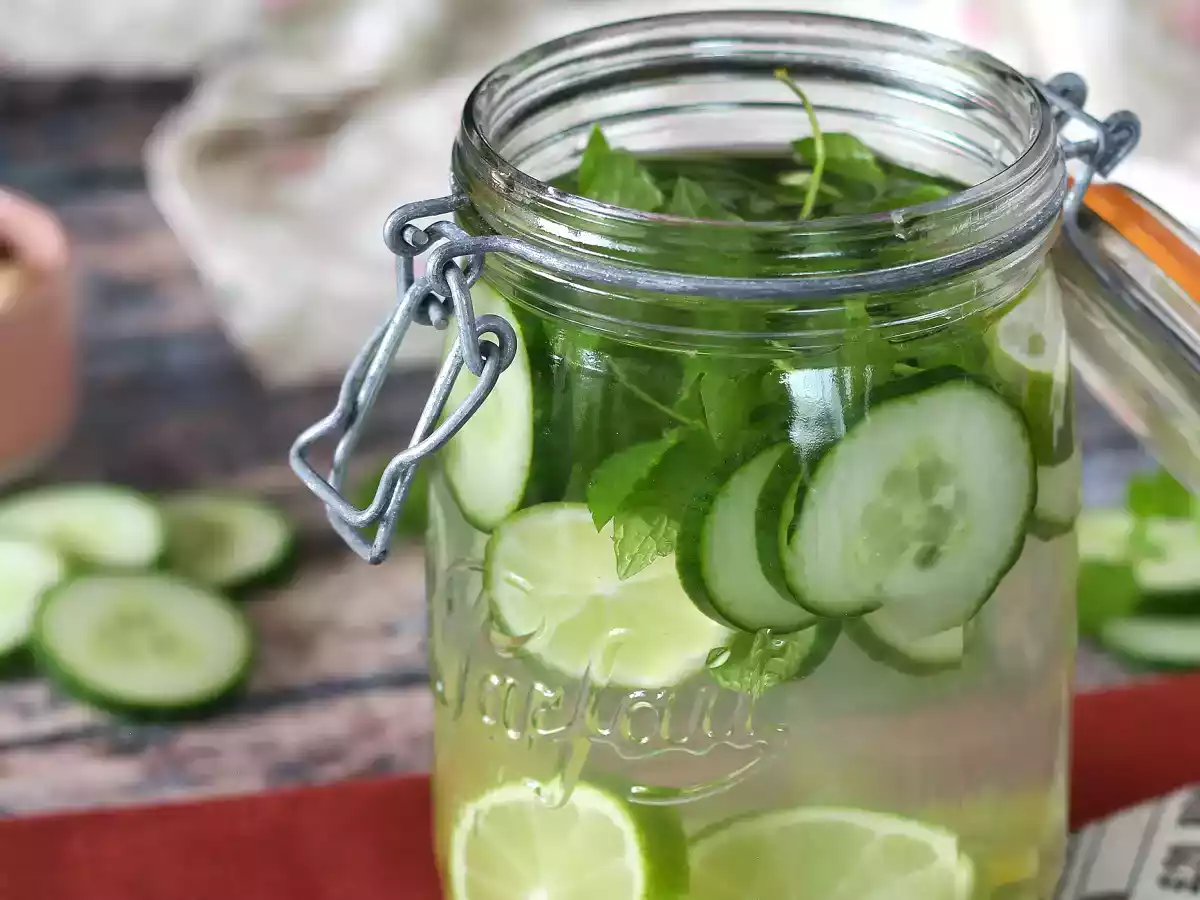 Água aromatizada caseira com limão, pepino, hortelã e gengibre! - foto 2