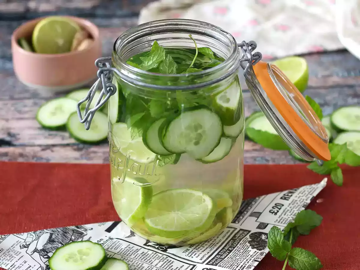 Água aromatizada caseira com limão, pepino, hortelã e gengibre! - foto 3