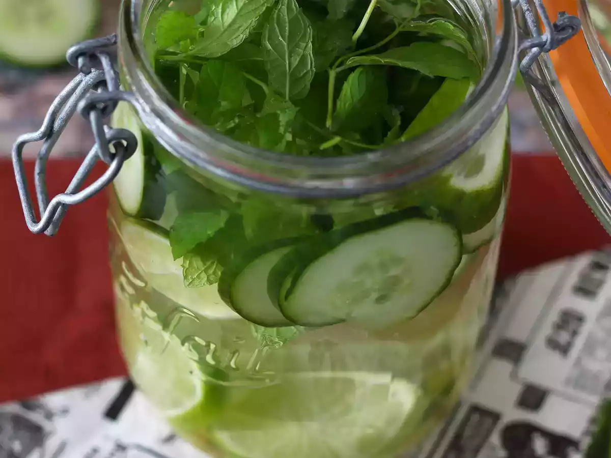 Água aromatizada caseira com limão, pepino, hortelã e gengibre! - foto 4