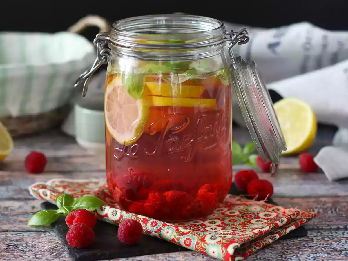Água aromatizada caseira, feita com limão, manjericão e framboesa!